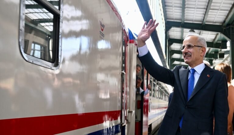 Ulaştırma ve Altyapı Bakanı Abdulkadir Uraloğlu