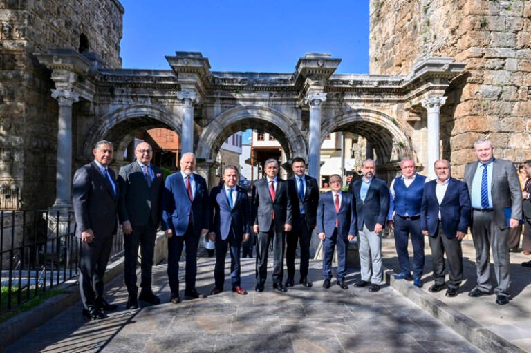 Antalya Valisi Hulusi Şahin, Başkan Muhittin Böcek ve sektör temsilcileri daha sonra Kaleiçi’nde kısa bir gezinti yaptı. Başkan Muhittin Böcek, Kaleiçi esnafına hayırlı işler diledi. Kaleiçi’ni gezen turistlerle sohbet eden Başkan Muhittin Böcek, turizmcileri dinledi.