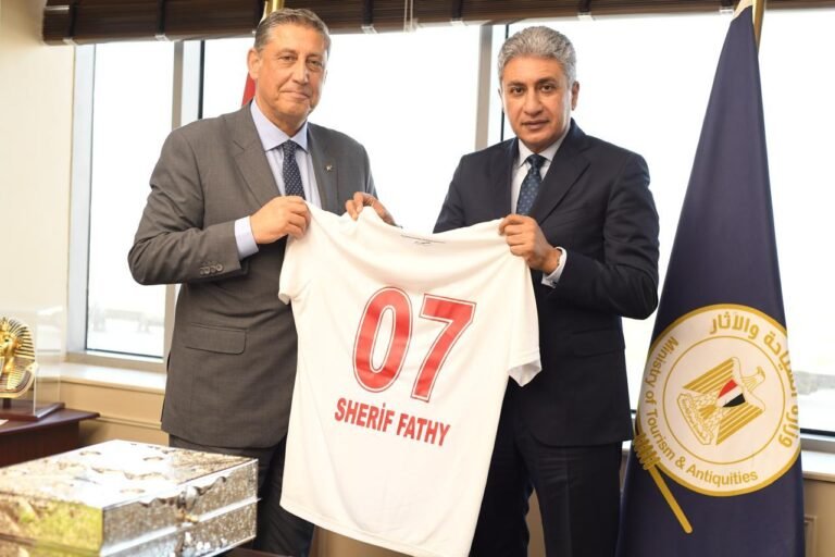 Corendon Airlines Yönetim Kurulu Başkanı Yıldıray Karaer ve Mısır Eski Eserler Bakanı Sherif Fathy