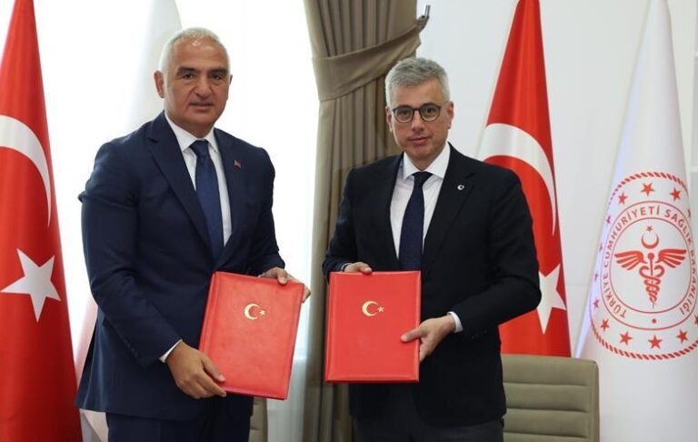 Kültür ve Turizm Bakanı Mehmet Nuri Ersoy ile Sağlık Bakanı Prof. Dr. Kemal Memişoğlu