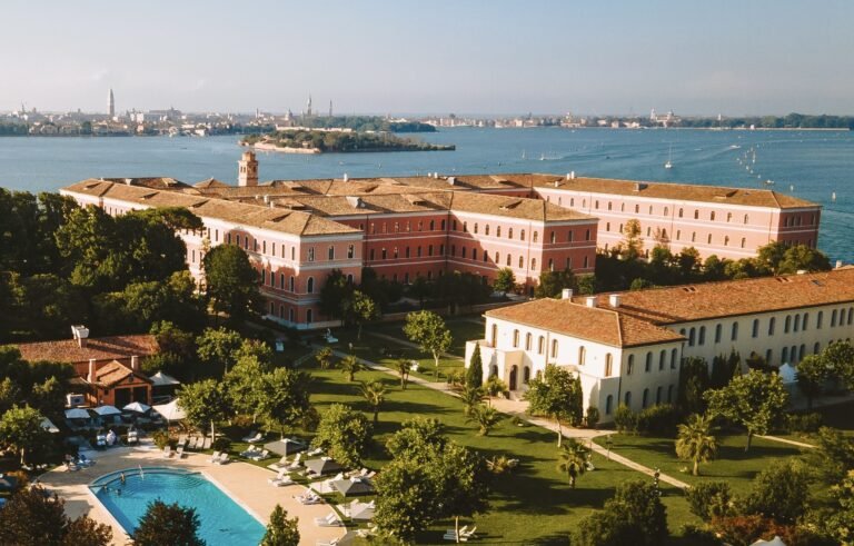 Mandarin Oriental, San Clemente Palace Hotel'i devraldı