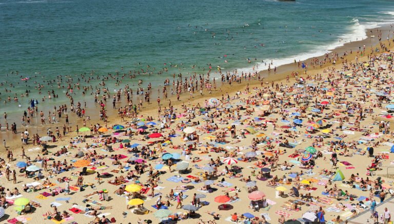 İspanya'da aşırı turizme karşı su tabancalı protesto!