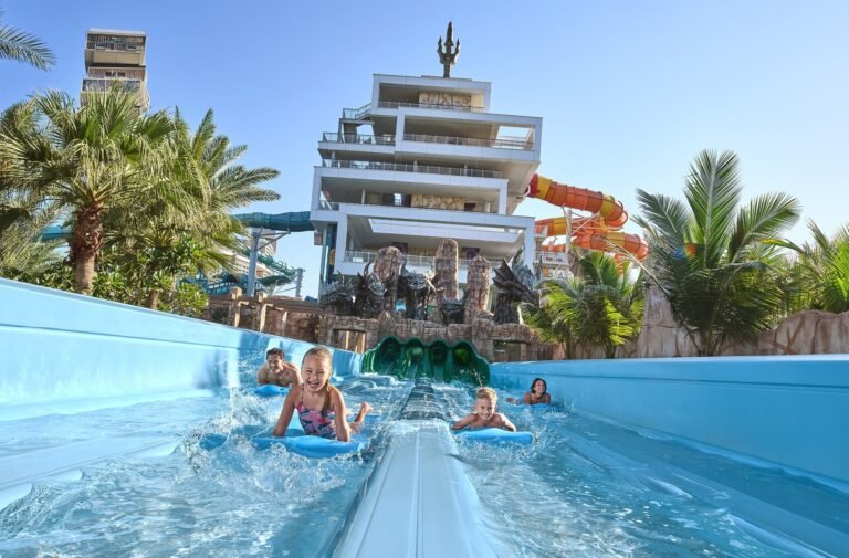 Emirates dünyanın en büyük su parkına davet ediyor