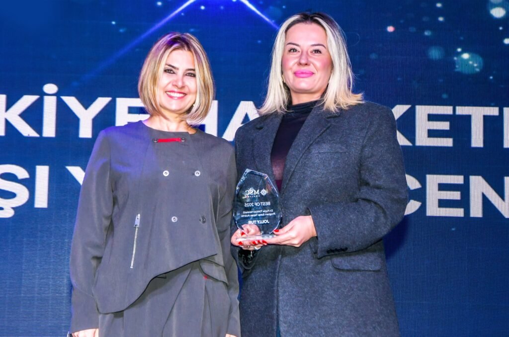 Jolly "En Fazla Türkiye Hareketli Program Satışı Yapan Acenta" ödülünü aldı