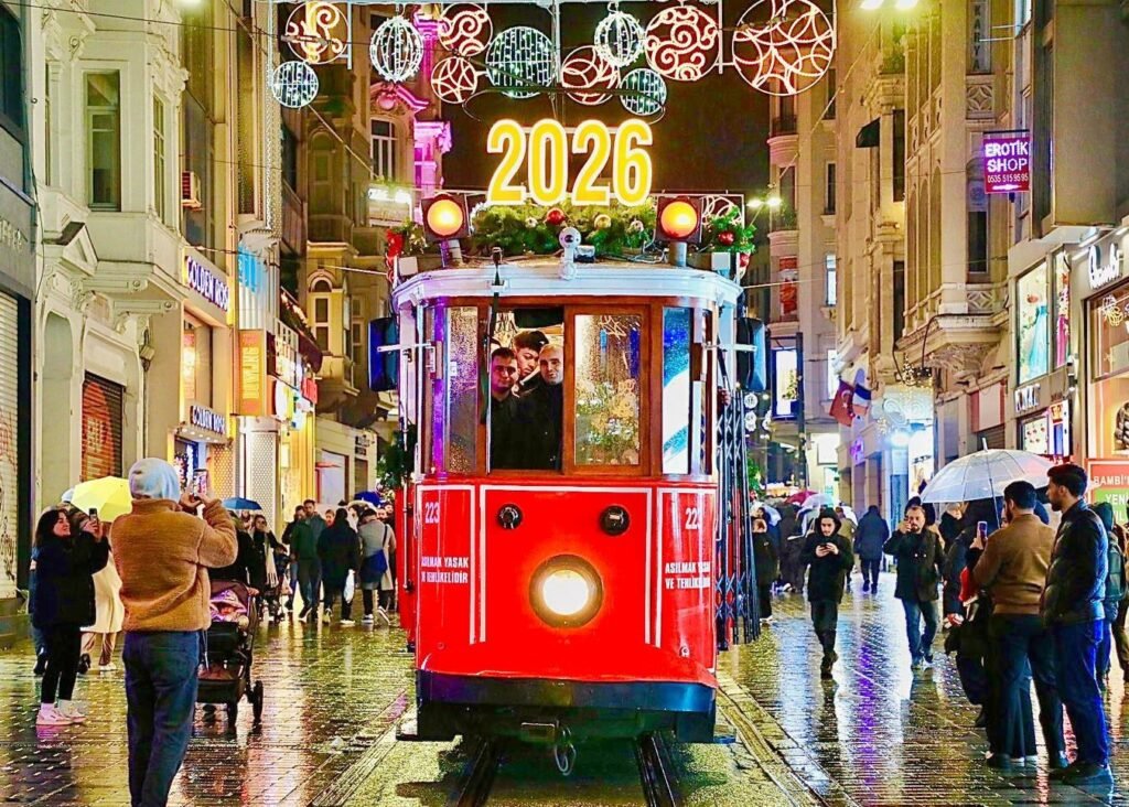 Taksim'deki Nostaljik Tramvay yılbaşına özel süslendi