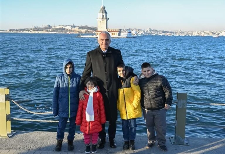 Bakan Ersoy ve Sivaslı çocukların Kız Kulesi keyfi