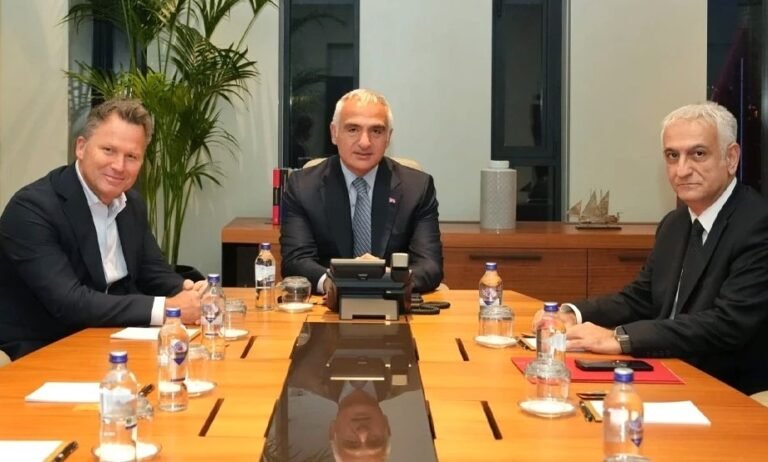 Bakan Ersoy Avrupalı tur operatörleriyle masaya oturdu