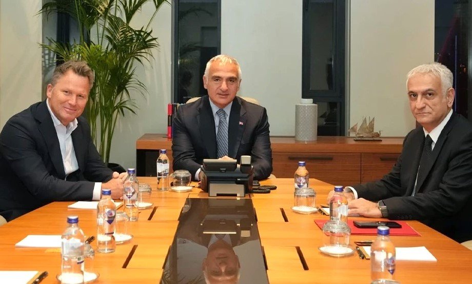 Bakan Ersoy Avrupalı tur operatörleriyle masaya oturdu