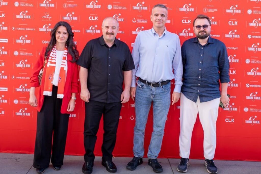 Los Angeles’ta ay-yıldızlı bayraklarla Türkiye tanıtımı