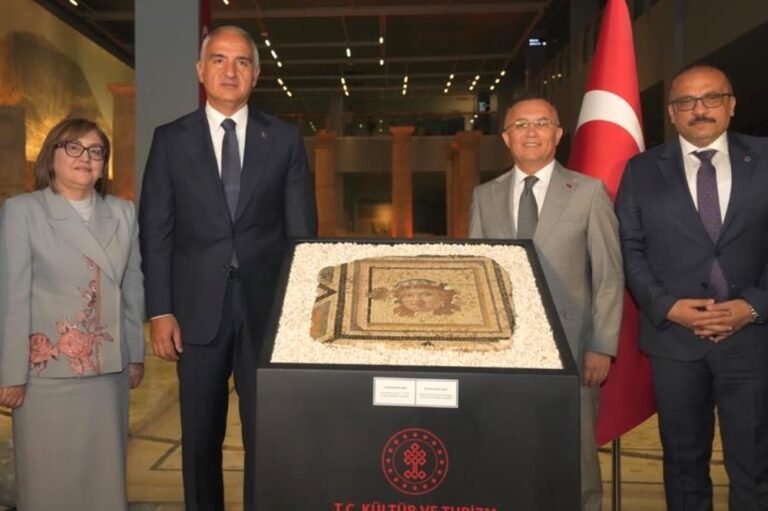 Zeugma kökenli eksik mozaik paneli evine döndü