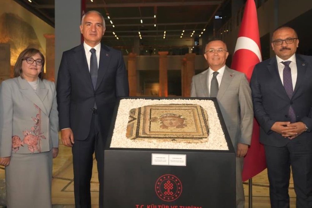 Zeugma kökenli eksik mozaik paneli evine döndü